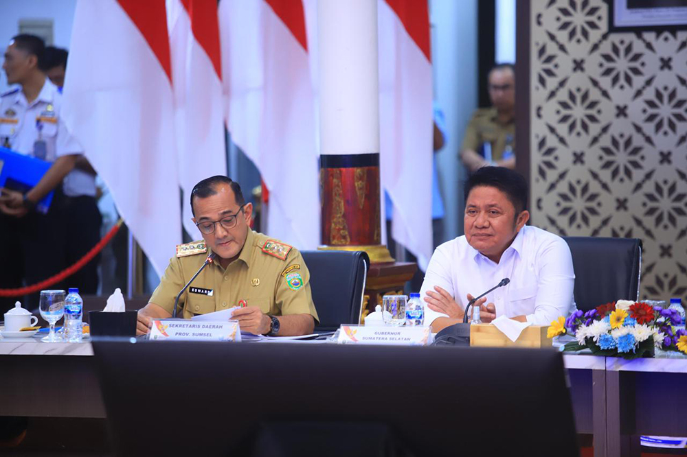 Gubernur Sumatera Selatan Dr. H. Herman Deru saat memimpin Rapat Koordinasi Kesiapan Pemberlakuan Angkutan Batubara Menggunakan Jalan Khusus Pertambangan bersama Forkopimda serta bupati dan wali kota se-Sumsel di Griya Agung, Selasa (30/12/2025).