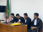 Terdakwa Aprizal bersama tim penasihat hukum membacakan nota pembelaan (pledoi) dalam sidang di Pengadilan Tipikor Palembang, Rabu (31/12/2025).