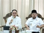 Walikota Palembang H Ratu Dewa didampingi Wakil Walikota Prima Salam saat memberikan arahan pada kegiatan Evaluasi Akhir Tahun 2025 dan Survei Kepuasan Masyarakat terhadap kinerja RDPS di rumah dinas Walikota Palembang, Rabu (31/12/2025). Walikota Palembang H Ratu Dewa didampingi Wakil Walikota Prima Salam saat memberikan arahan pada kegiatan Evaluasi Akhir Tahun 2025 dan Survei Kepuasan Masyarakat terhadap kinerja RDPS di rumah dinas Walikota Palembang, Rabu (31/12/2025).