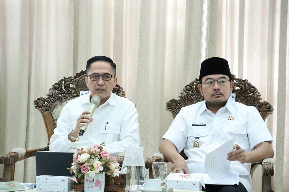 Walikota Palembang H Ratu Dewa didampingi Wakil Walikota Prima Salam saat memberikan arahan pada kegiatan Evaluasi Akhir Tahun 2025 dan Survei Kepuasan Masyarakat terhadap kinerja RDPS di rumah dinas Walikota Palembang, Rabu (31/12/2025).