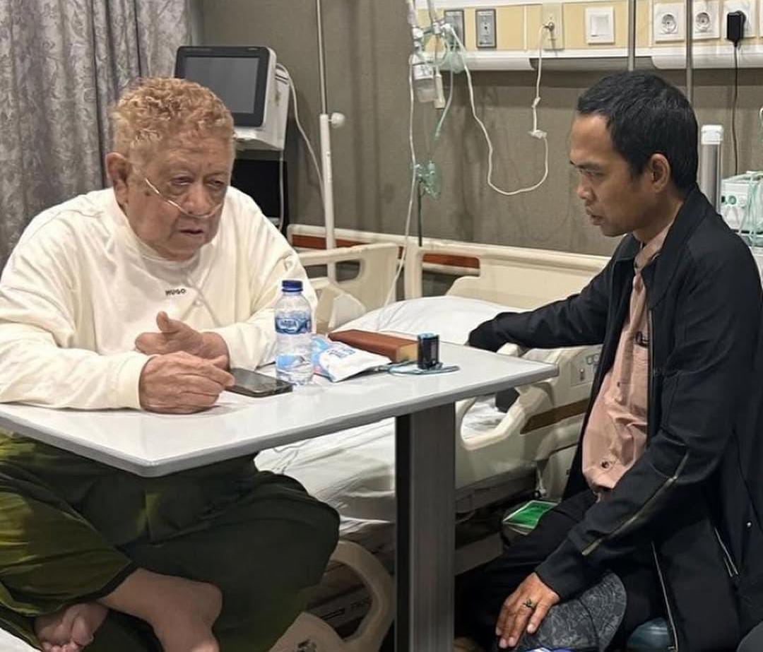 H Kms Abdul Halim alias Haji alim saat di besuk oleh Ustad Abdul somad beberapa waktu silam (Foto: Istimewa)