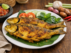 Ikan bandeng goreng dengan sambal dan nasi