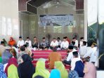 Staf Ahli Bupati Banyuasin Dr. H. Salni Pajar, S.Ag, MH.i mewakili Bupati Banyuasin saat penandatanganan prasasti peresmian Masjid Jamiul Khoirot Desa Rantau Bayur, Kecamatan Rantau Bayur, Jumat (16/1/2026).