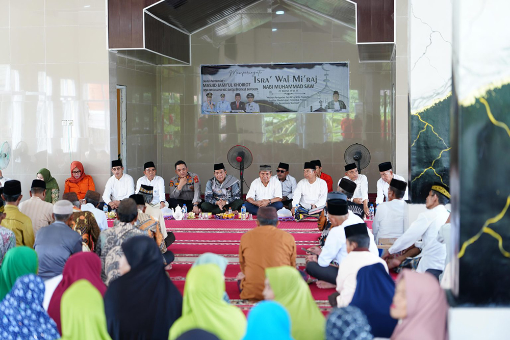 Staf Ahli Bupati Banyuasin Dr. H. Salni Pajar, S.Ag, MH.i mewakili Bupati Banyuasin saat penandatanganan prasasti peresmian Masjid Jamiul Khoirot Desa Rantau Bayur, Kecamatan Rantau Bayur, Jumat (16/1/2026).