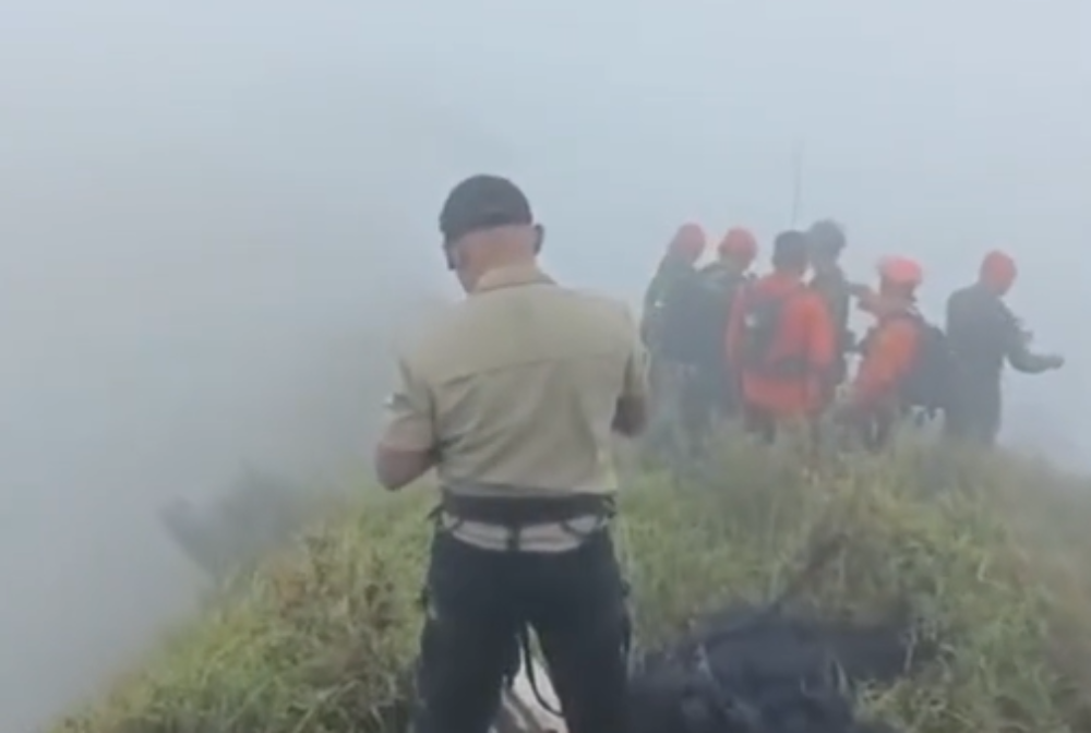 Tim SAR gabungan bersiap melakukan evakuasi badan pesawat ATR 42-500 yang ditemukan di kawasan Gunung Bulusaraung, perbatasan Kabupaten Maros dan Pangkep, Sulawesi Selatan, dengan mempertimbangkan medan terjal dan berisiko.