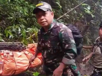 Personel SAR gabungan evakuasi jasad korban dugaan jatuhnya pesawat ATR 42-500.