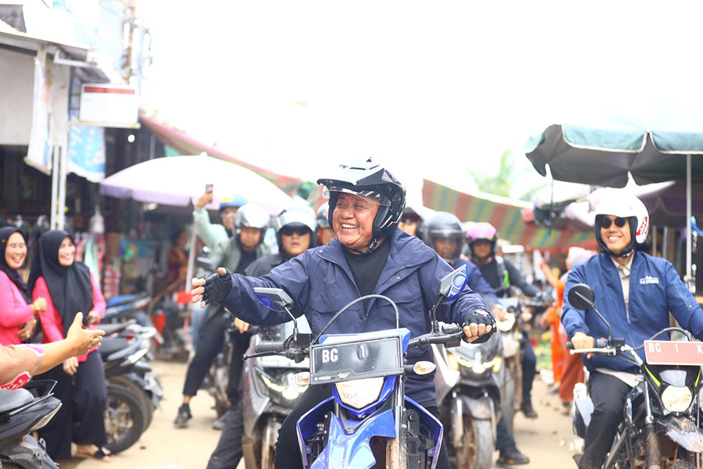 Gubernur Sumatera Selatan Dr. H. Herman Deru didampingi Bupati OKI H. Muchendi Mahzareki, SE, M.Si, meninjau kebun anggur milik warga Ibu Tri Manus di Desa Selapan Ilir, Kecamatan Tulung Selapan, Kabupaten OKI, Rabu (31/12/2025).
