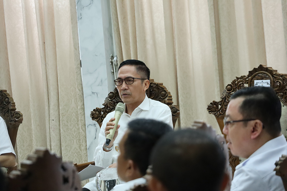 Wali Kota Palembang Ratu Dewa bersama Wakil Wali Kota Prima Salam saat menghadiri kegiatan bersama masyarakat.