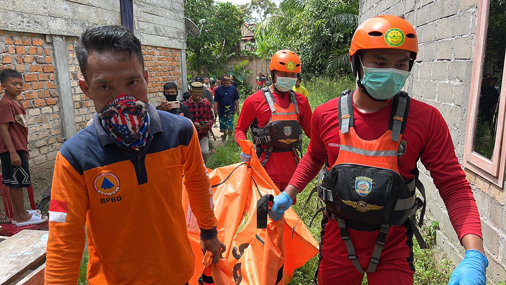 Tim SAR Gabungan mengevakuasi jenazah M. Hafiz Riski (7) yang ditemukan mengapung di Sungai Ogan, Desa Talang Balai Lama, Kecamatan Tanjung Raja, Kabupaten Ogan Ilir, Kamis (1/1/2026)
