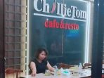 ChiliTom Cafe & Resto resmi hadir di Tangerang Selatan dengan konsep western, menawarkan menu steak handmade hingga ayam bakar Taliwang, lengkap dengan suasana romantis dan live music.