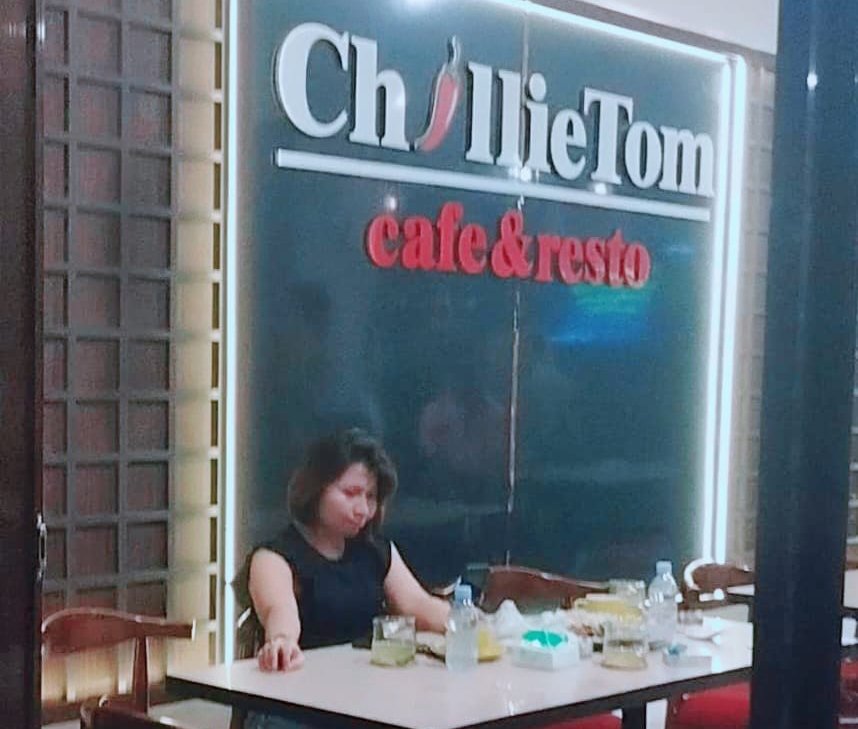 ChiliTom Cafe & Resto resmi hadir di Tangerang Selatan dengan konsep western, menawarkan menu steak handmade hingga ayam bakar Taliwang, lengkap dengan suasana romantis dan live music.