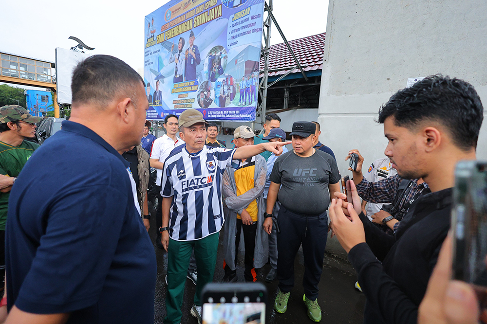 Wali Kota Palembang Ratu Dewa berjalan kaki bersama jajaran OPD saat Palembang Walk & Check, Jumat (2/1/2026).