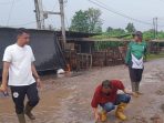Camat Gandus Jufriansyah, SSTP, M.Si bersama jajaran meninjau langsung kondisi infrastruktur dengan berjalan kaki di wilayah Kelurahan Gandus dan Pulokerto, Jumat (2/1/2026)