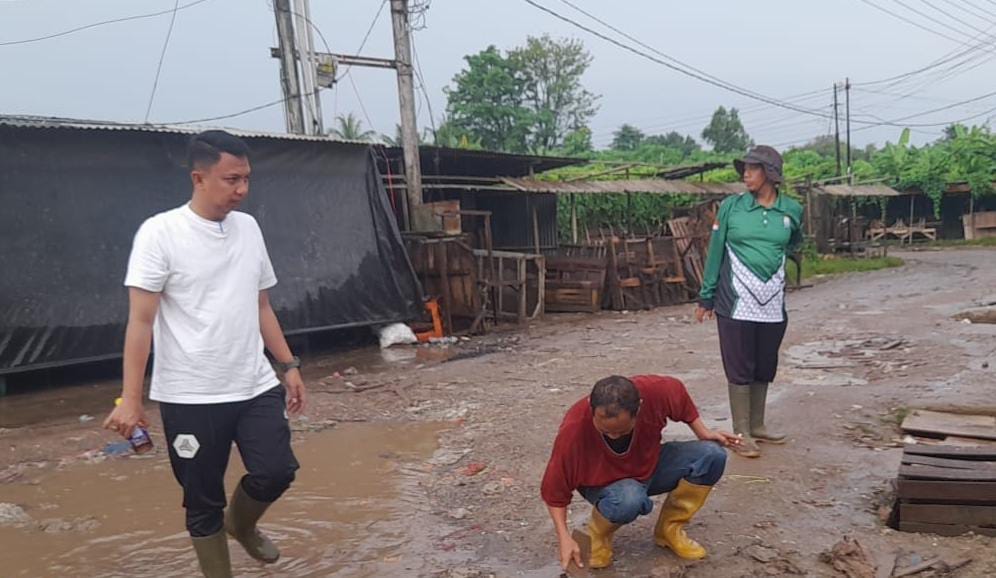 Camat Gandus Jufriansyah, SSTP, M.Si bersama jajaran meninjau langsung kondisi infrastruktur dengan berjalan kaki di wilayah Kelurahan Gandus dan Pulokerto, Jumat (2/1/2026)