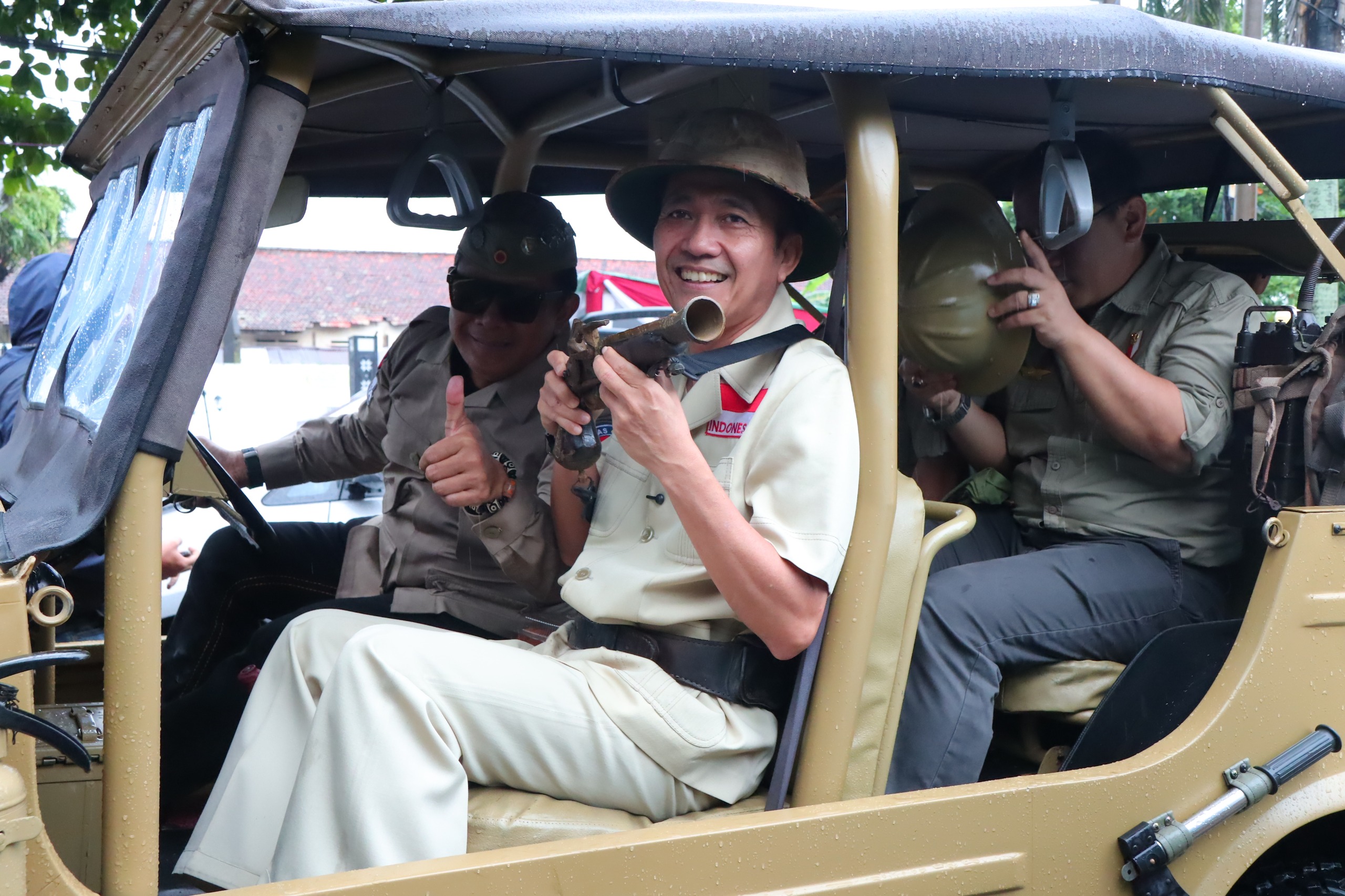 Wali Kota Palembang Ratu Dewa mengenakan seragam pejuang saat mengikuti parade kendaraan klasik dalam peringatan Pertempuran Lima Hari Lima Malam, Sabtu (3/1/2026).