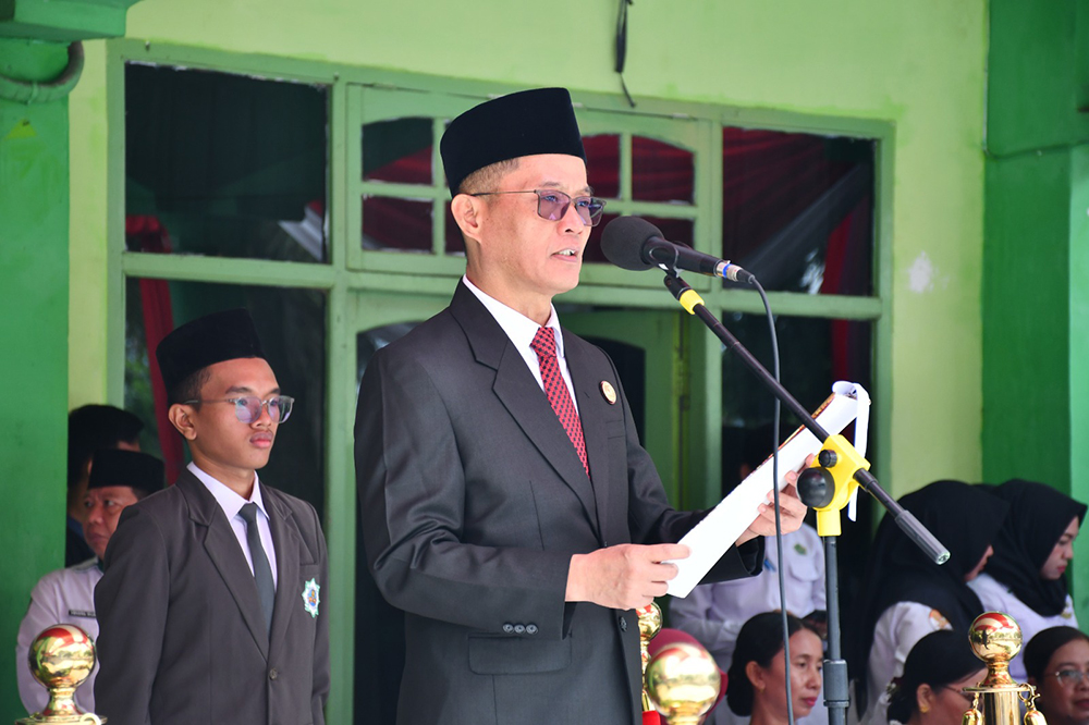 Kepala Kanwil Kementerian Agama Provinsi Sumatera Selatan Syafitri Irwan bertindak sebagai Pembina Upacara Peringatan Hari Amal Bakti (HAB) ke-80 Kementerian Agama di halaman MAN 3 Palembang, Sabtu (03/01/2026).
