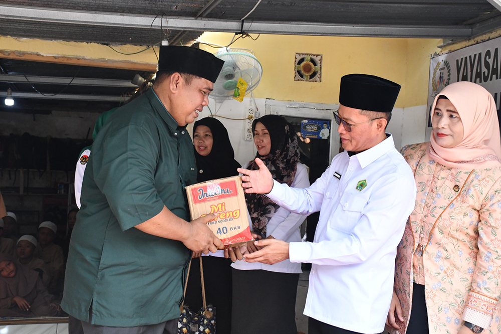 Kepala Kanwil Kemenag Sumsel Syafitri Irwan didampingi Ketua DWP Kanwil Kemenag Sumsel Emilia Syafitri Irwan menyerahkan bantuan sembako kepada pengurus Panti Asuhan Anugerah Pelita Indah, Kota Palembang, Senin (05/01/2026)