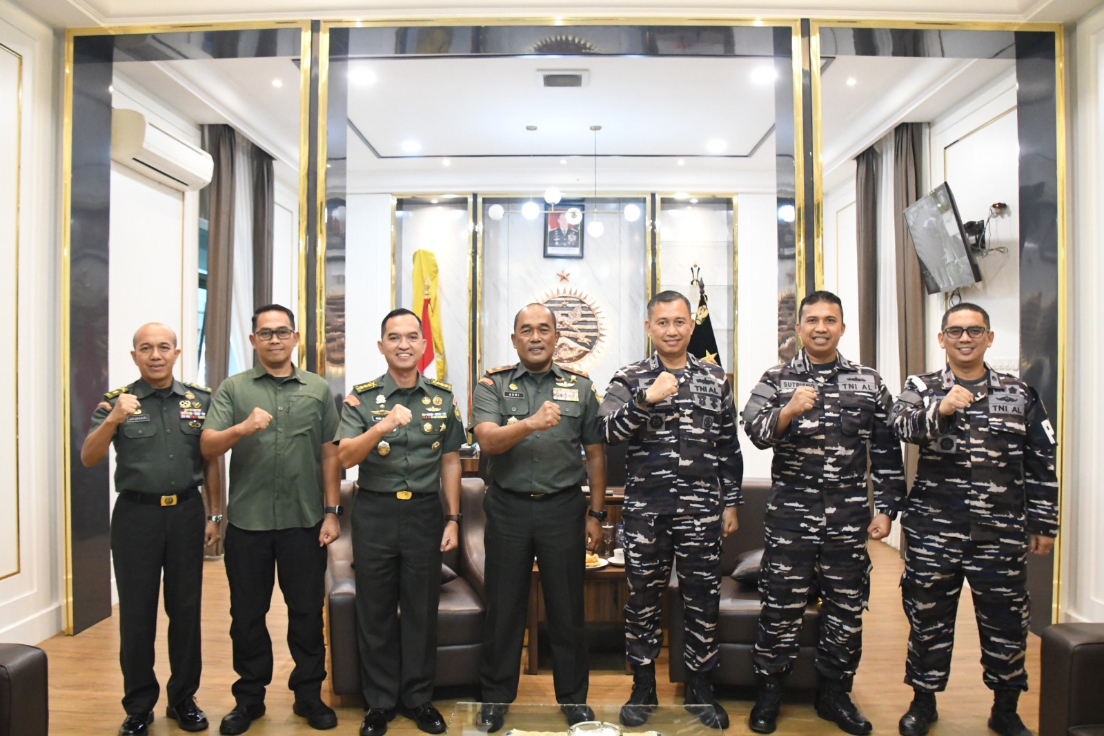 Danrem 044/Gapo Brigjen TNI Adri Koesdyanto menerima silaturahmi perdana Danlanal Palembang Kolonel Laut (P) Arry Hendrawan di Makorem 044/Gapo Palembang, Senin (5/1/2026).