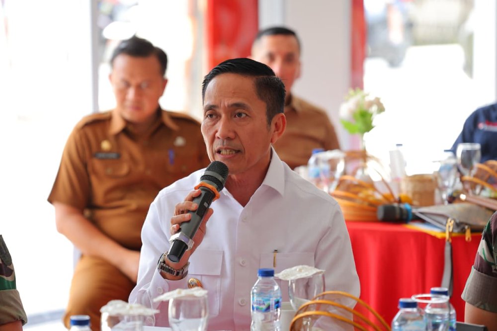 Wali Kota Palembang Ratu Dewa menegaskan komitmen Pemkot Palembang untuk bersinergi dengan TNI dalam mewujudkan dan mengembangkan Koperasi Merah Putih, saat vidcon rapat evaluasi KDKMP di Kelurahan Srimulya, Selasa (6/1/2026).
