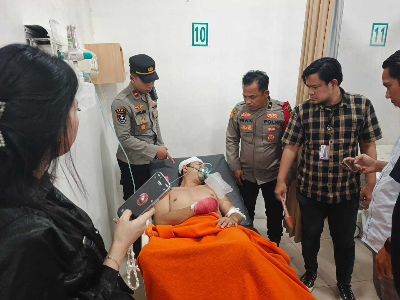 Dua Kelompok Pria Saling Serang dengan Parang di Depan PS Mall, Satu Orang Dilarikan ke Rumah Sakit.