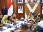 Sekda Sumsel Edward Candra memimpin rapat lintas sektor membahas solusi gangguan listrik di kawasan tambak udang PT. Wachyuni Mandira, OKI, Selasa (6/1/2026). Sekda Sumsel Edward Candra memimpin rapat lintas sektor membahas solusi gangguan listrik di kawasan tambak udang PT. Wachyuni Mandira, OKI, Selasa (6/1/2026).