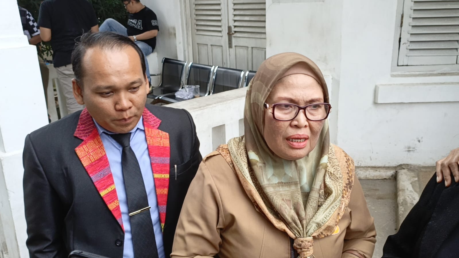 Sidang kasus penganiayaan guru di SMAN 16 Palembang berlangsung terbuka untuk umum di PN Palembang. Perkara ini dinilai mencoreng dunia pendidikan, Selasa (6/1/2026).