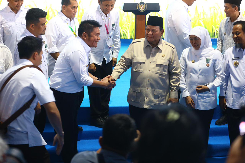 Gubernur Sumatera Selatan H. Herman Deru menerima penghargaan dari Presiden RI Prabowo Subianto sebagai bentuk apresiasi atas keberhasilan Sumsel mendukung swasembada pangan nasional.