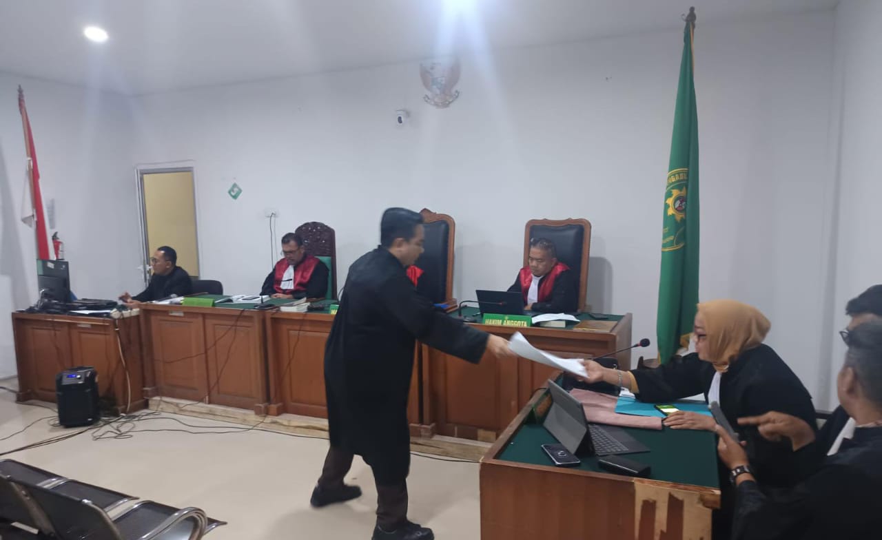 Majelis hakim PN Palembang saat memimpin sidang pembacaan tuntutan terhadap terdakwa M. Syukri Zen dalam perkara ancaman pembunuhan, Rabu (7/1/2026). Foto M Nanda/BAYANAKA.CO