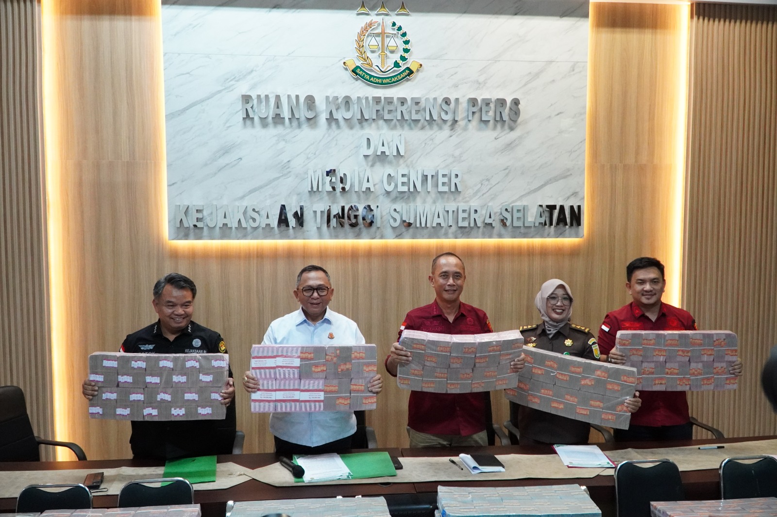 Tim penyidik Kejati Sumsel menunjukkan barang bukti pengembalian aset hasil korupsi perbankan senilai ratusan miliar rupiah dalam operasi “pemiskinan” koruptor yang dipimpin Kajati Sumsel Dr. Ketut Sumedana.
