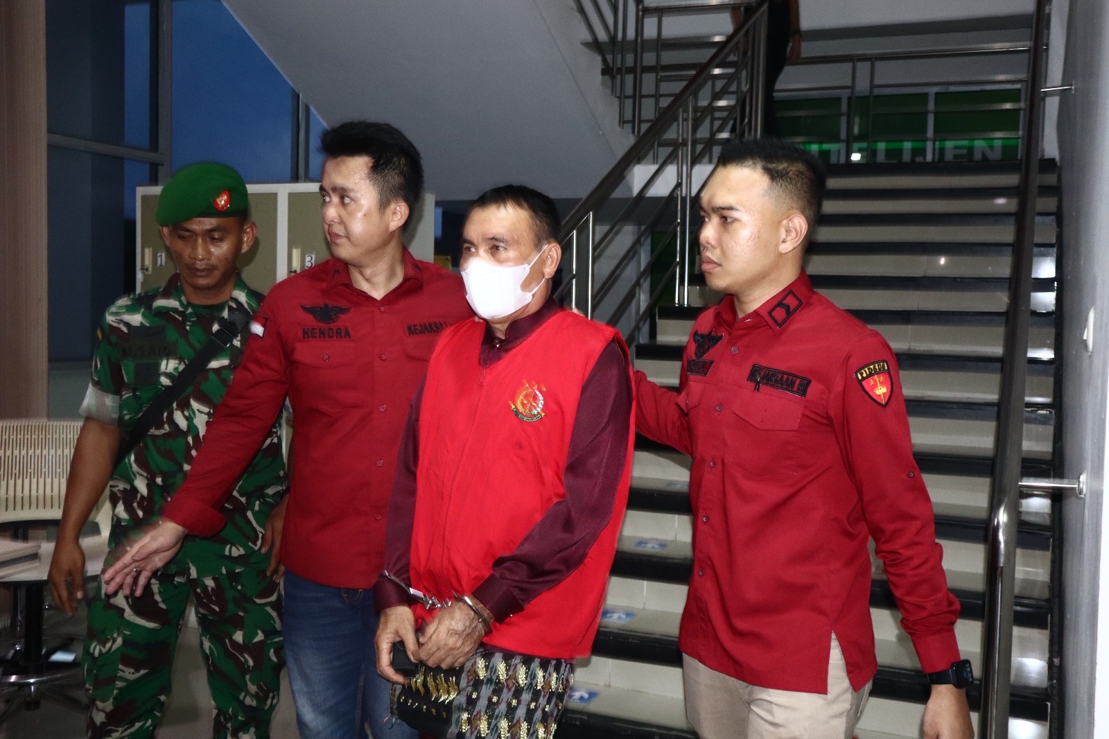 Tersangka YS, anggota DPRD aktif Kabupaten Ogan Ilir, digiring petugas Kejaksaan Negeri Ogan Ilir usai ditetapkan sebagai tersangka kasus dugaan korupsi penyerobotan tanah negara di Kecamatan Indralaya Utara, Rabu (7/1/2026).