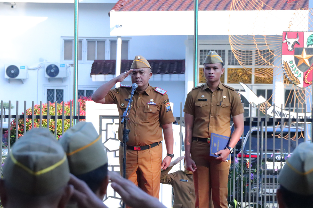 Sekretaris Daerah Kota Palembang Aprizal Hasyim memberikan arahan kepada ASN saat apel gabungan OPD di pelataran Kambang Iwak, Senin (12/1/2026).