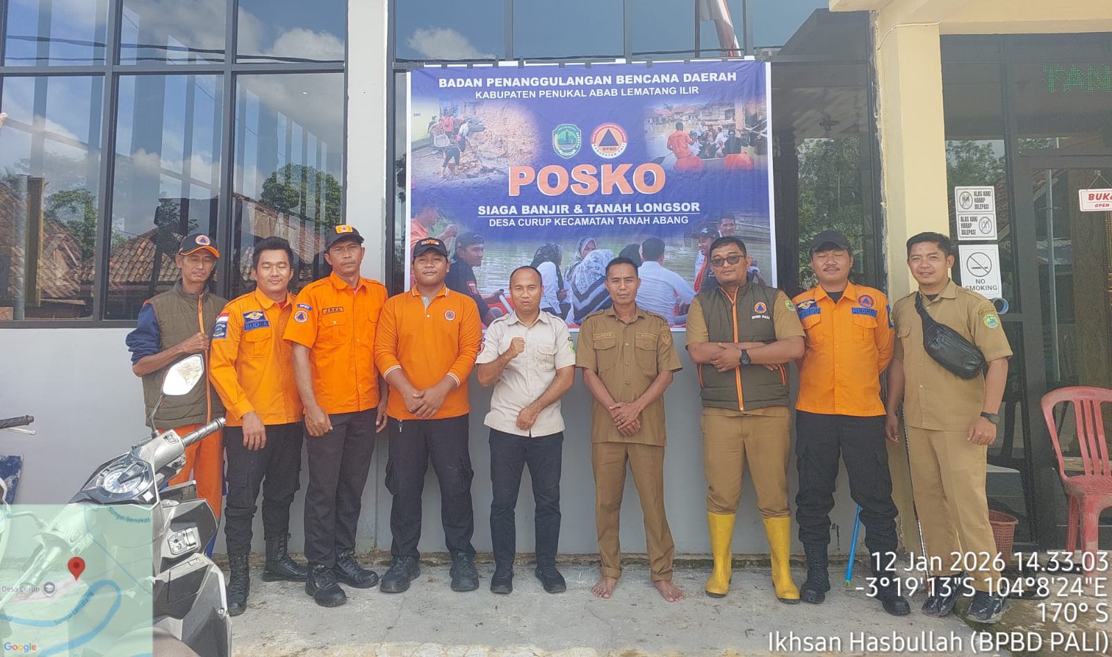 Kepala BPBD PALI Ir Ahmad Hidayat ST MM bersama jajaran saat meninjau Posko Siaga Banjir dan Tanah Longsor di Desa Curup, Kecamatan Tanah Abang, Senin (12/01/2026).
