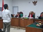 Mantan Kadis PMD Lahat, Darul Effendi, mengikuti sidang vonis di Pengadilan Tipikor PN Kelas IA Palembang, Senin (12/1/2026). Majelis hakim menjatuhkan hukuman 3 tahun 6 bulan penjara dalam kasus korupsi proyek peta desa fiktif. Mantan Kadis PMD Lahat, Darul Effendi, mengikuti sidang vonis di Pengadilan Tipikor PN Kelas IA Palembang, Senin (12/1/2026). Majelis hakim menjatuhkan hukuman 3 tahun 6 bulan penjara dalam kasus korupsi proyek peta desa fiktif.
