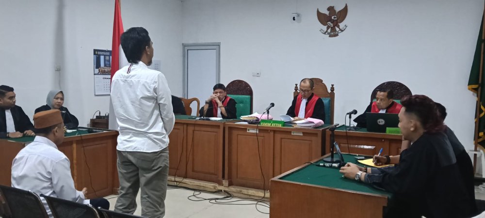 Mantan Kadis PMD Lahat, Darul Effendi, mengikuti sidang vonis di Pengadilan Tipikor PN Kelas IA Palembang, Senin (12/1/2026). Majelis hakim menjatuhkan hukuman 3 tahun 6 bulan penjara dalam kasus korupsi proyek peta desa fiktif.