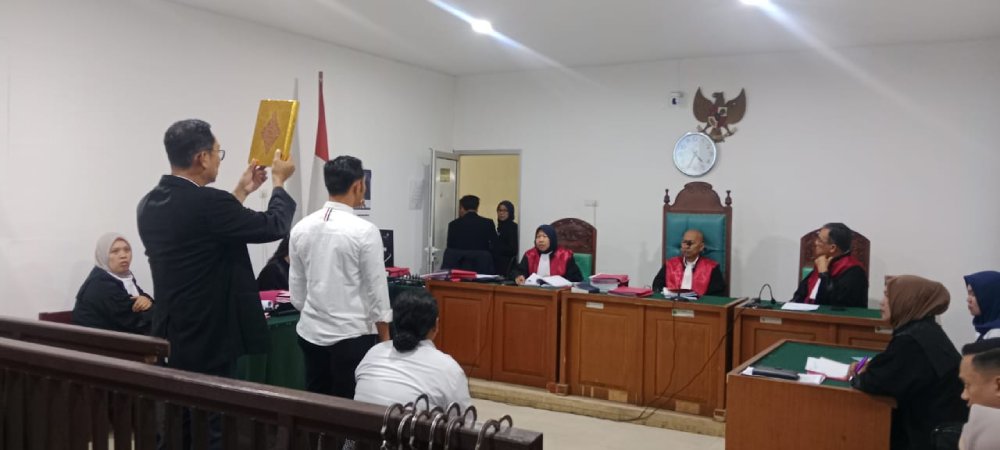 Saksi Ditreskrimsus Polda Sumatera Selatan bersaksi dalam sidang kasus behel gigi ilegal di Pengadilan Negeri Palembang