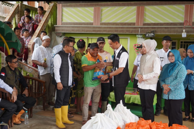 Bupati Ogan Komering Ilir (OKI) H. Muchendi Mahzareki menerima secara simbolis bantuan logistik dan peralatan darurat dari BNPB RI yang diserahkan Deputi Bidang Logistik dan Peralatan BNPB, Dra. Andi Eviana, M.Si, di Pendopo Rumah Dinas Bupati OKI, Kamis (15/1).