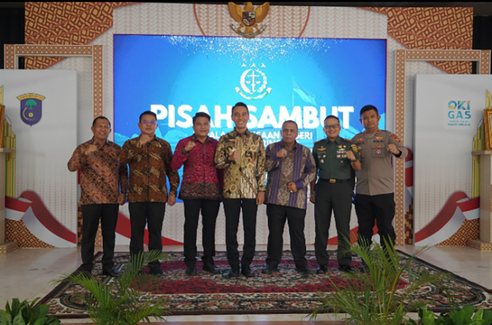 Bupati OKI H. Muchendi Mahzareki bersama Forkopimda OKI menghadiri acara pisah sambut Kajari OKI yang berlangsung penuh keakraban di Pendopo Rumah Dinas Bupati, Kamis (15/1/2026).