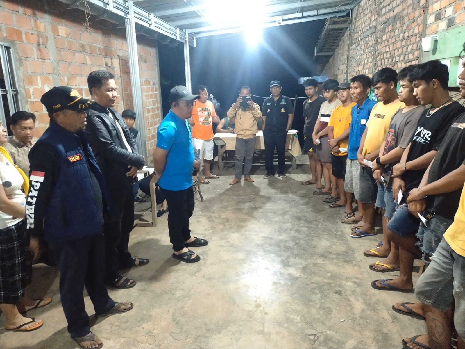 Petugas Dinas Perhubungan Muba bersama Satpol PP menghentikan iring-iringan truk angkutan batubara di Jalinteng Sekayu–Betung, Jumat malam (16/1/2026).