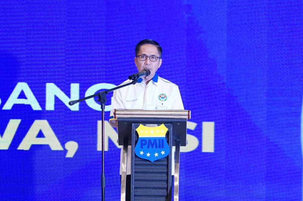 Wali Kota Palembang Ratu Dewa memberikan sambutan sekaligus wejangan saat menghadiri pelantikan Pengurus Koordinator Cabang (PKC) PMII Sumatera Selatan di Ballroom Hotel The Zuri Palembang, Sabtu (17/01/2026).