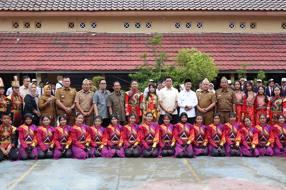 Wali Kota Palembang Ratu Dewa foto bersama Tim MB Cakrawala Spensa yang berhasil menorehkan prestasi di tingkat nasional dan internasional sepanjang 2025.
