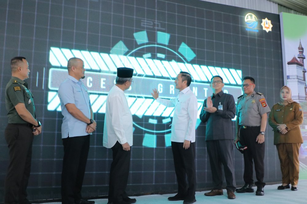 Wali Kota Palembang Drs. Ratu Dewa, M.Si meresmikan Pembangkit Listrik Tenaga Surya (PLTS) di Masjid Agung Sultan Mahmud Badaruddin Jayo Wikramo, Senin (19/01/2026)