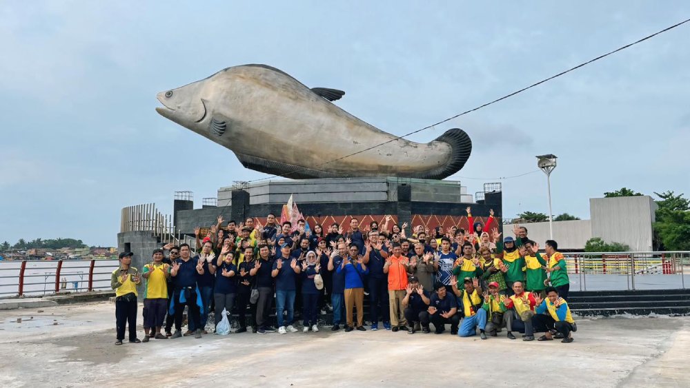 Manajemen dan karyawan THE 1O1 Hotel Palembang Rajawali melaksanakan aksi bersih lingkungan di kawasan Benteng Kuto Besak, Senin (19/1/2026), dalam rangka memperingati anniversary ke-9 sejak berdiri pada 18 Januari 2017.