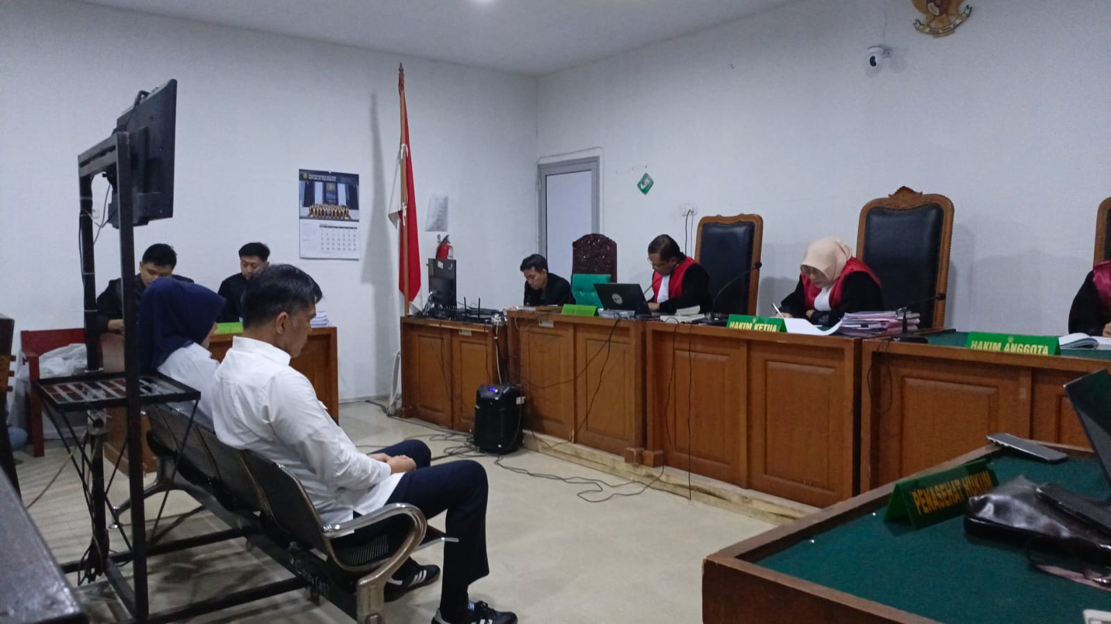 Mantan Wakil Wali Kota Palembang, Fitrianti Agustinda, saat mengikuti sidang tuntutan di Pengadilan Tipikor PN Palembang, Selasa (20/1/2026). Jaksa menuntut hukuman 8,5 tahun penjara terkait dugaan korupsi dana PMI.