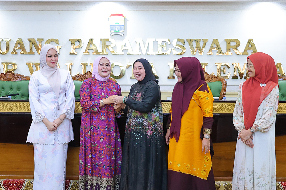Penasehat DWP Kota Palembang Dewi Sastrani Ratu Dewa bersama Ketua DWP Kota Palembang Hj. Ida Royani Aprizal menghadiri kegiatan silaturahmi dan peringatan Isra Mi’raj Nabi Muhammad SAW 1447 Hijriah di Ruang Rapat Parameswara, Rabu (21/1/2026).
