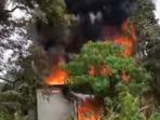 Kebakaran melanda gudang yang diduga menjadi lokasi penimbunan BBM ilegal di Desa Mangunjaya, OKI.