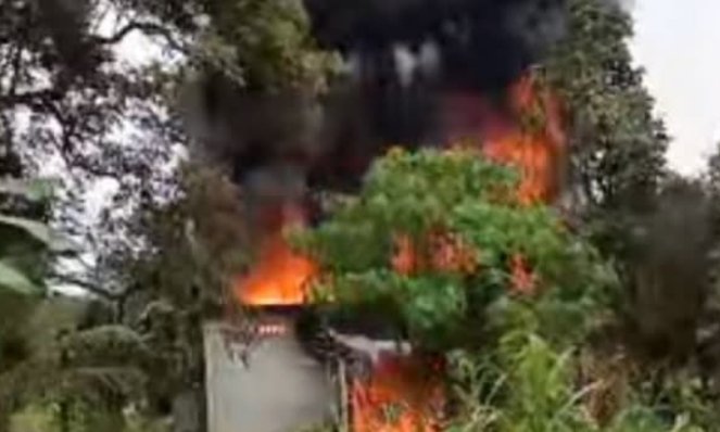 Kebakaran melanda gudang yang diduga menjadi lokasi penimbunan BBM ilegal di Desa Mangunjaya, OKI.