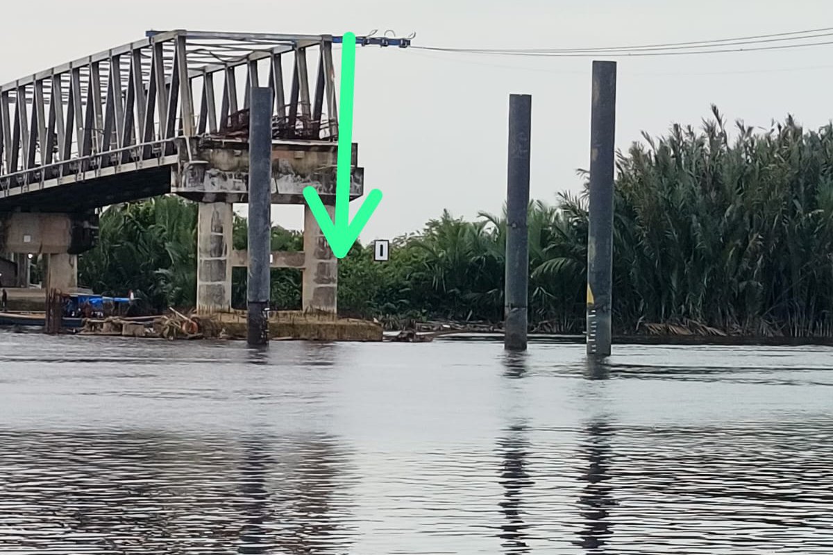 Kondisi Jembatan Lalan pascakecelakaan perairan yang melibatkan TB Bojoma 3003. Pemerintah daerah berkoordinasi dengan KSOP dan PUPR untuk penanganan lanjutan.
