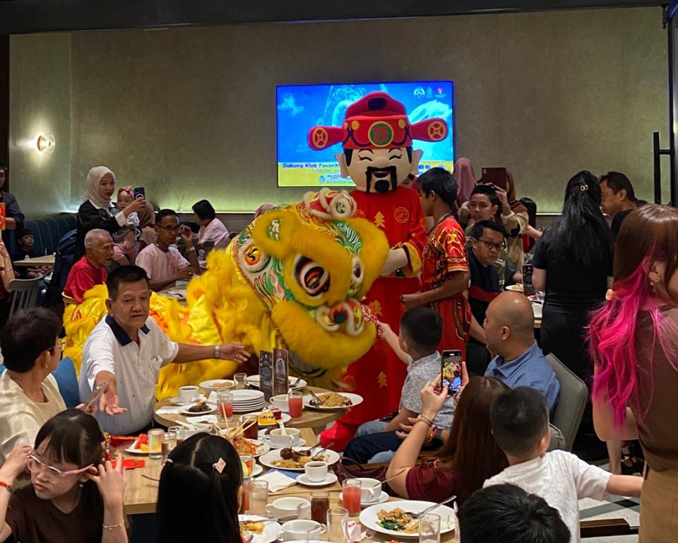 Suasana Imlek penuh keberuntungan di ibis Palembang Sanggar lewat perayaan “Spirit of the Fire Horse”, lengkap dengan dekorasi khas, barongsai, dan hidangan spesial.