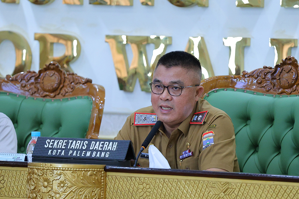 Sekda Kota Palembang Aprizal Hasyim memimpin rapat koordinasi bersama panitia Haul dan Ziarah Kubra Habib Abdurrahman di Ruang Rapat Parameswara, Senin (26/1/2026).