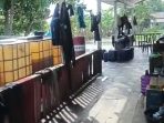 Tangki IBC dan jeriken berisi ribuan liter solar tampak tersimpan di pekarangan SD Belanti, Desa Pedamaran 2, Kabupaten Ogan Komering Ilir (OKI), Sumatera Selatan. Tangki IBC dan jeriken berisi ribuan liter solar tampak tersimpan di pekarangan SD Belanti, Desa Pedamaran 2, Kabupaten Ogan Komering Ilir (OKI), Sumatera Selatan.
